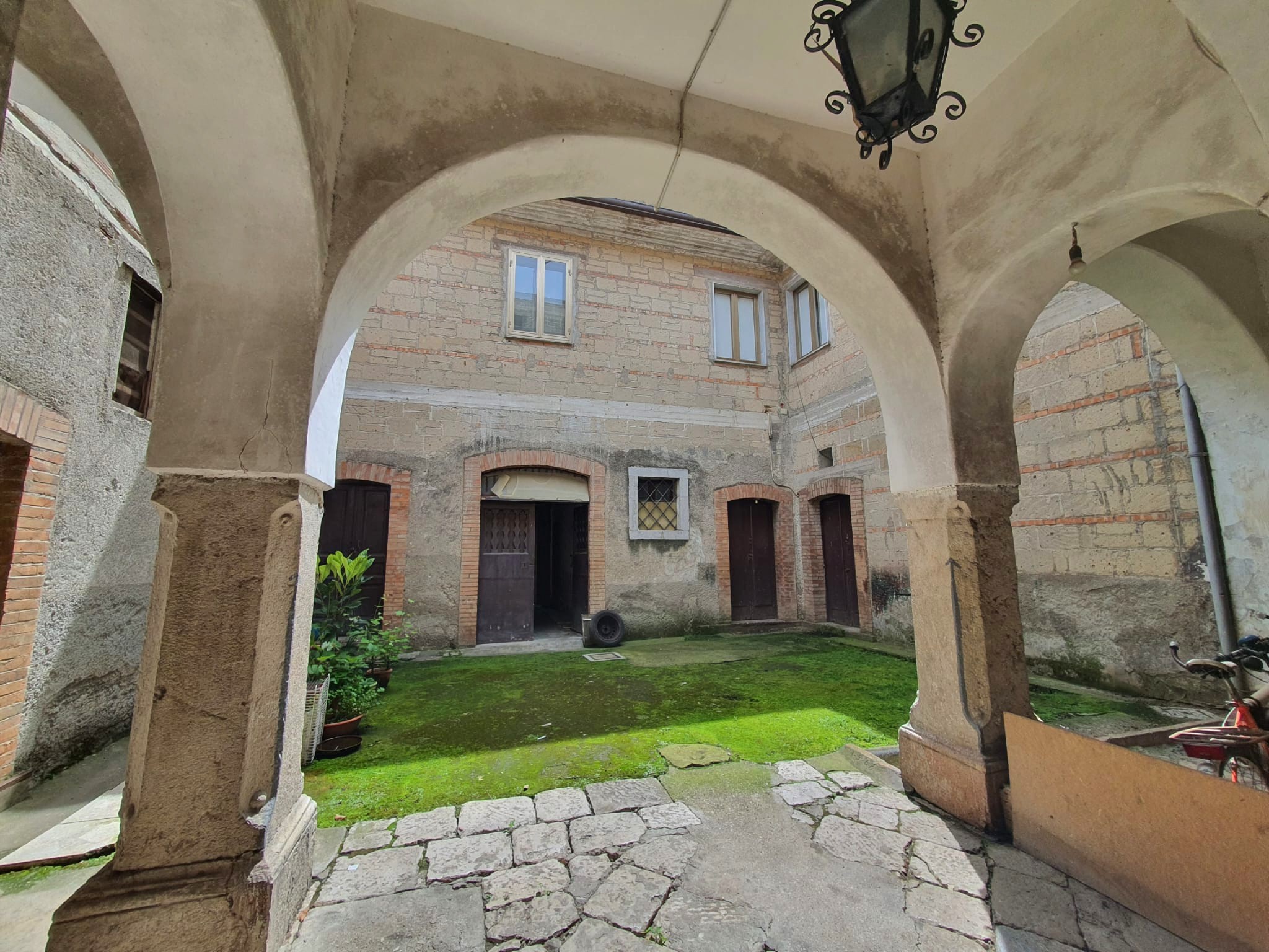 Forino (AV) Palazzo storico con corte e giardino